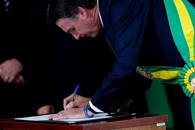 Em orçamento, governo Bolsonaro propõe Auxílio Brasil de R$ 405 em 2023, apesar de prometer R$ 600