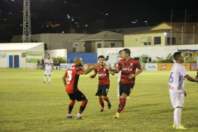 Vitória atropela o Jacobina e abre seis pontos do Bahia