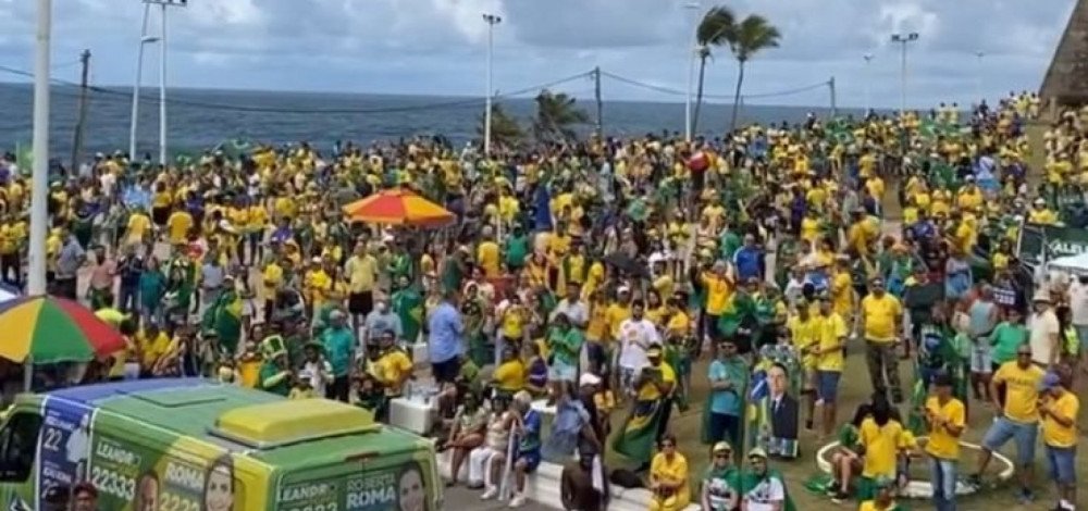 Ato em apoio a Bolsonaro tem quatro trios elétricos em trajeto do Farol ao Cristo