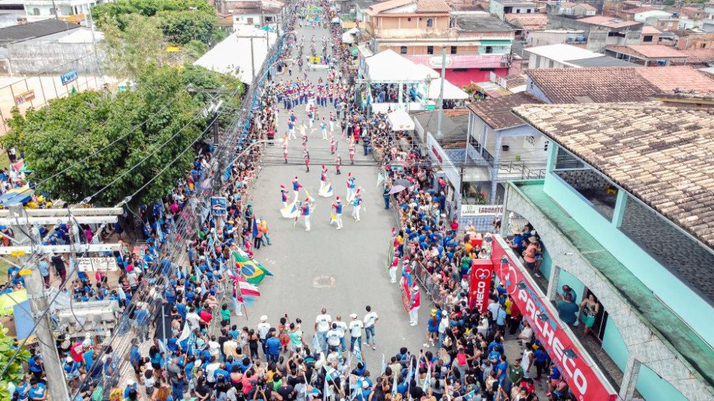 Camaçari: Participação de fanfarras e bandas marciais anima público durante desfiles cívicos