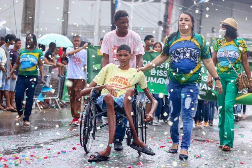 Candeias: Tradicional desfile do 7 de setembro tem retorno memorável com união de estudantes, atletas e equipes de servidores em prol do município