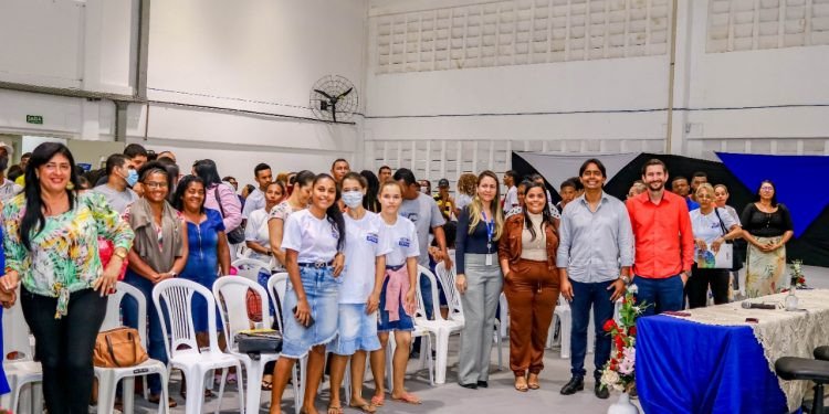 Alunos do EJA participam de aula inaugural do Programa Jovem, Adulto e Qualificado