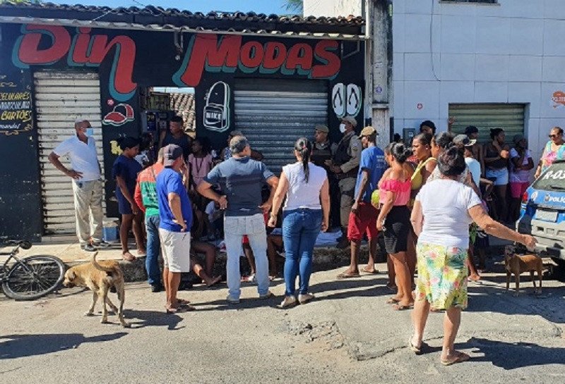 Pai e filho são mortos a tiros ao saírem de loja para almoçar
