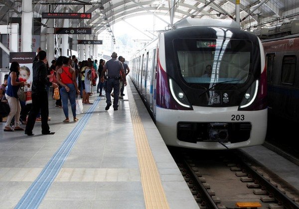 Segurança do metrô é demitido após filmar jovem no banheiro