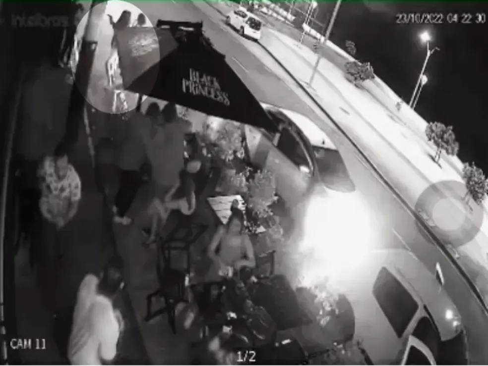 Grupo armado para na frente de bar e mata duas pessoas a tiros em bairro boêmio de Salvador