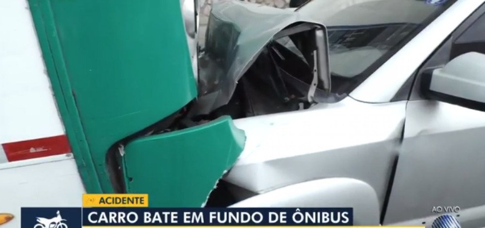 Motorista fica ferido após batida entre carro que estava e ônibus no bairro da Pituba