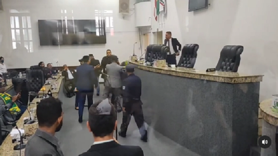 Vereador e suplente trocam socos na Câmara de Feira de Santana