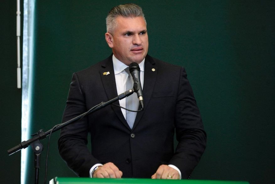 Ex-bolsonarista, deputado diz que presidente já deu tapas em Michelle
