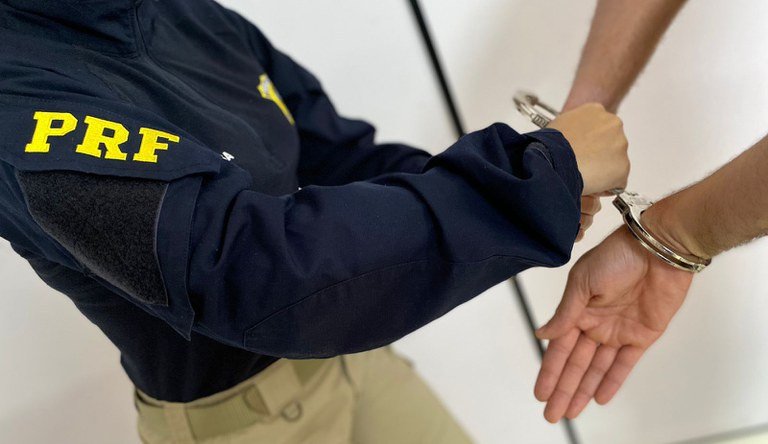 Suspeito de tráfico de drogas é preso na BR-324, em Simões Filho