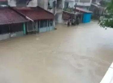 Itabuna: Chuva alaga ruas, derruba parede de imóvel e arrasta móveis e eletrodomésticos
