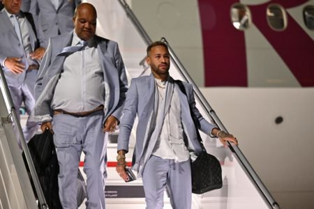 Copa do Mundo: Seleção brasileira desembarca no Catar e é recebida com festa