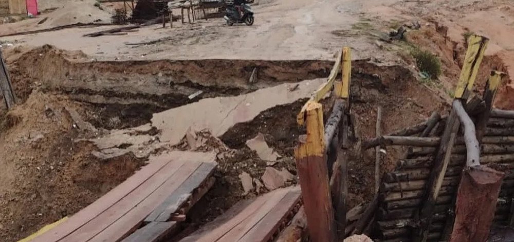 Ponte desaba no sul da Bahia após forte chuva na região