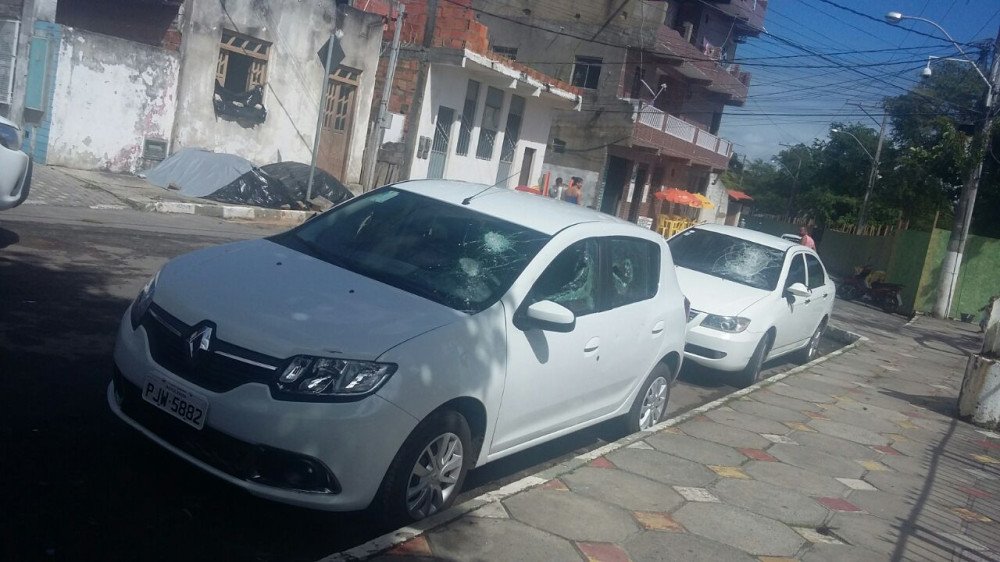 M. de Deus: Homem destroí dois veículos na Rua Antônio Balbino