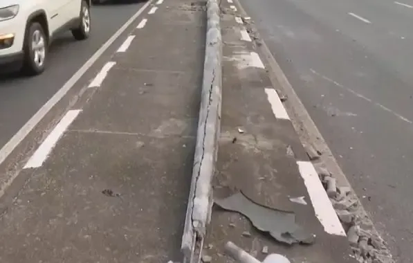 Motorista perde controle e van derruba poste na Estrada do Coco, em Lauro de Freitas