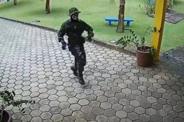 Atirador no ES tem 16 anos, é filho de PM e usava suástica durante ataque a escolas