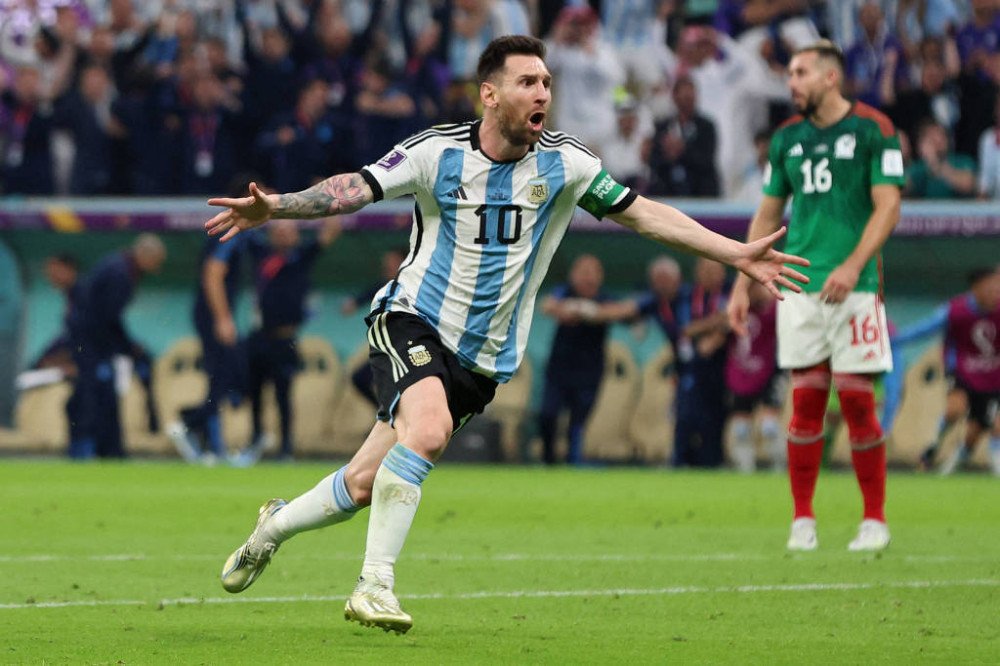 Messi define e mantém a Argentina viva na Copa