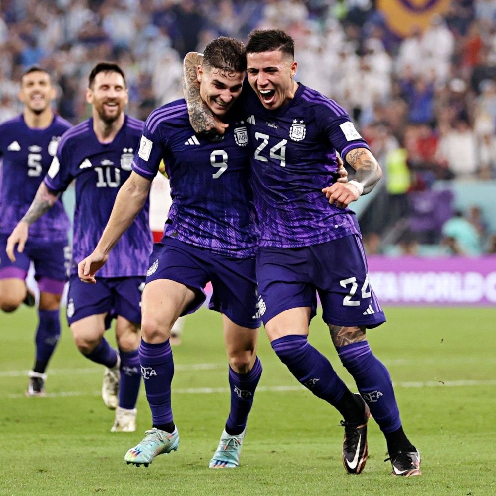 Torcida argentina transforma Doha em Buenos Aires e empurra seleção para as oitavas de final