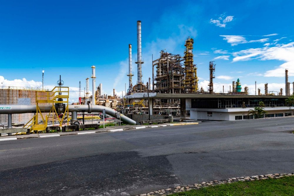 Acelen reduz preços da gasolina em 5,1% e diesel em 10%.