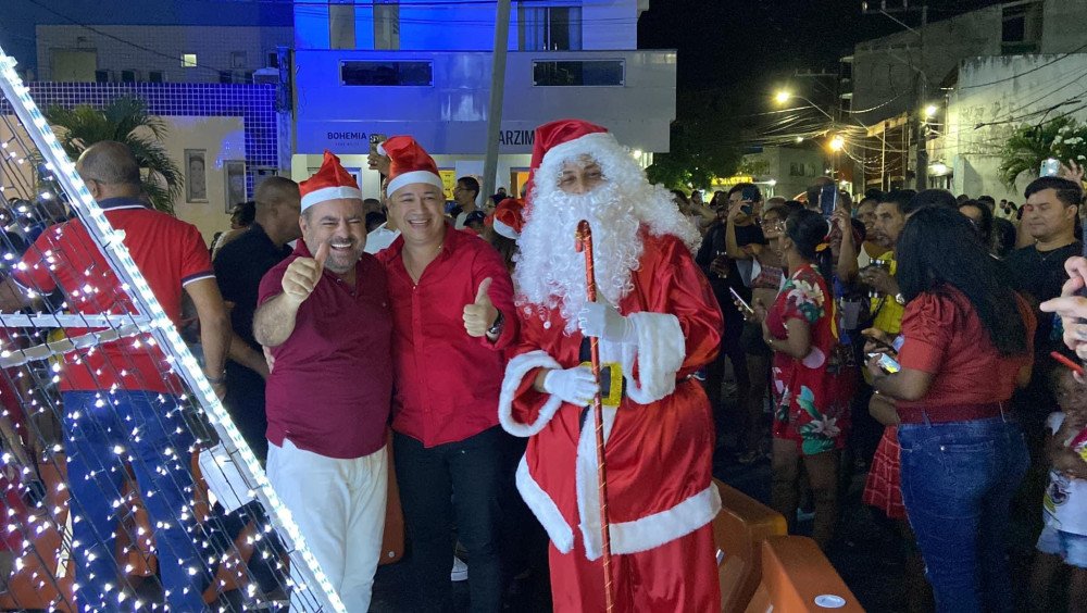 Prefeito inaugura decoração de Natal em Madre de Deus