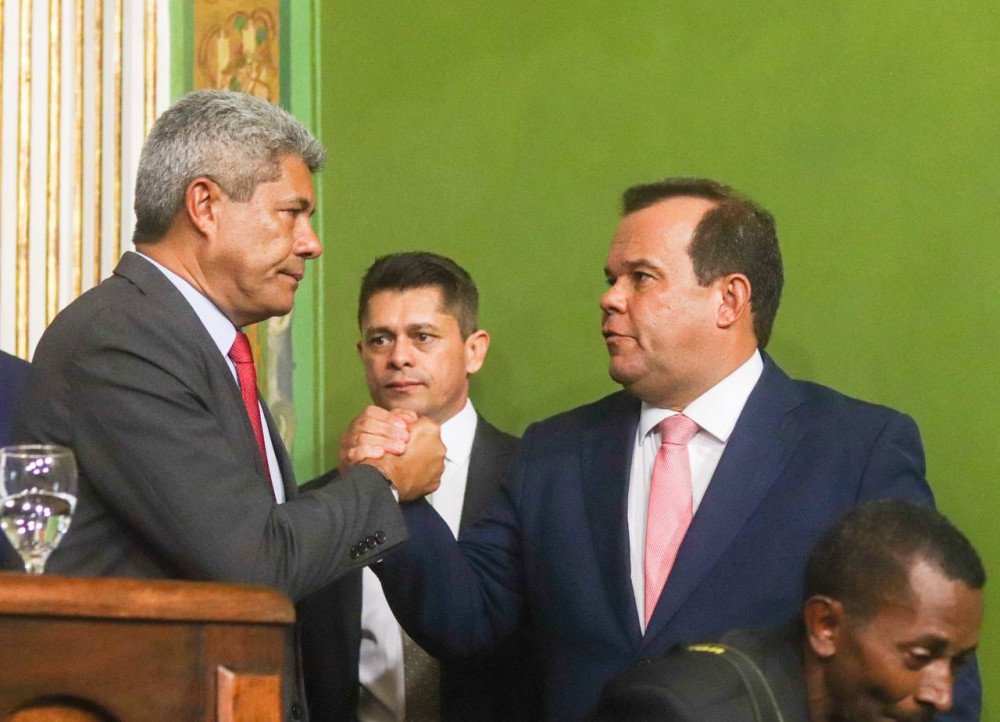 Jerônimo Rodrigues comparece à última sessão da Câmara de Salvador conduzida por Geraldo Júnior