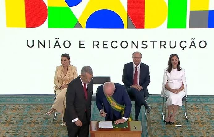 Revogaço: Lula pede análise de sigilos, restringe armas e freia privatização de estatais