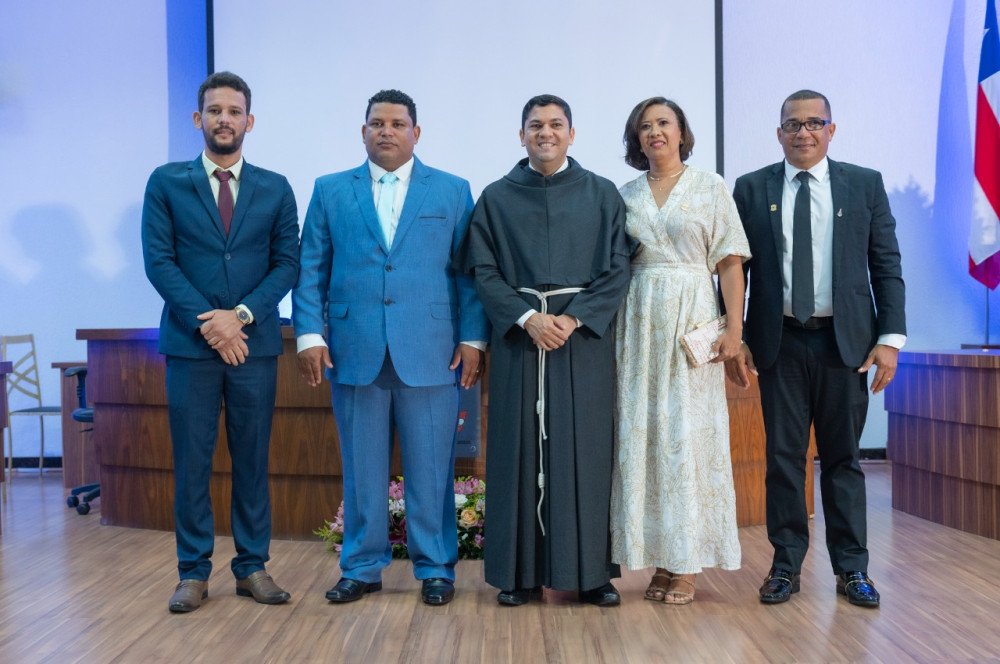 Câmara de Candeias: Valdir Cruz e mesa diretora tomam posse para o biênio 23/24