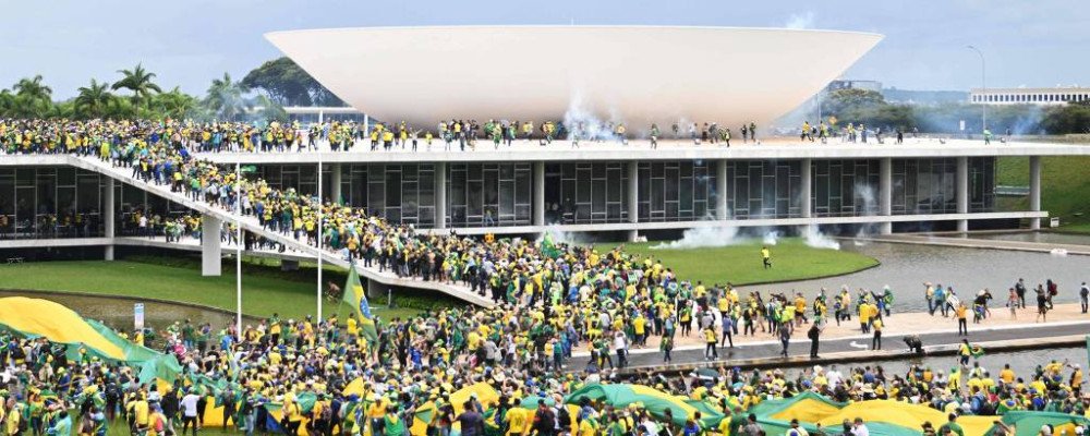 Golpistas invadem Planalto, Congresso e STF.