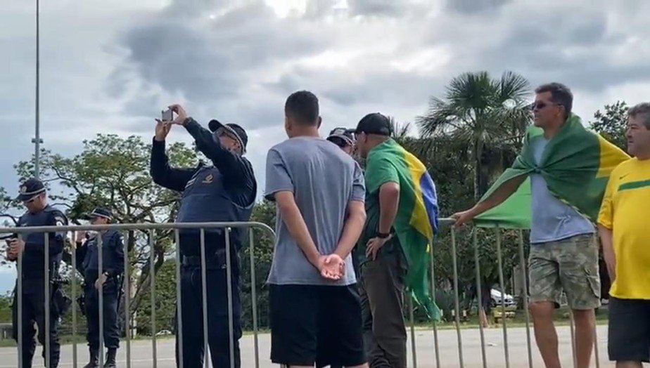 Vídeo mostra policiais conversando com bolsonaristas e filmando invasão ao Congresso.