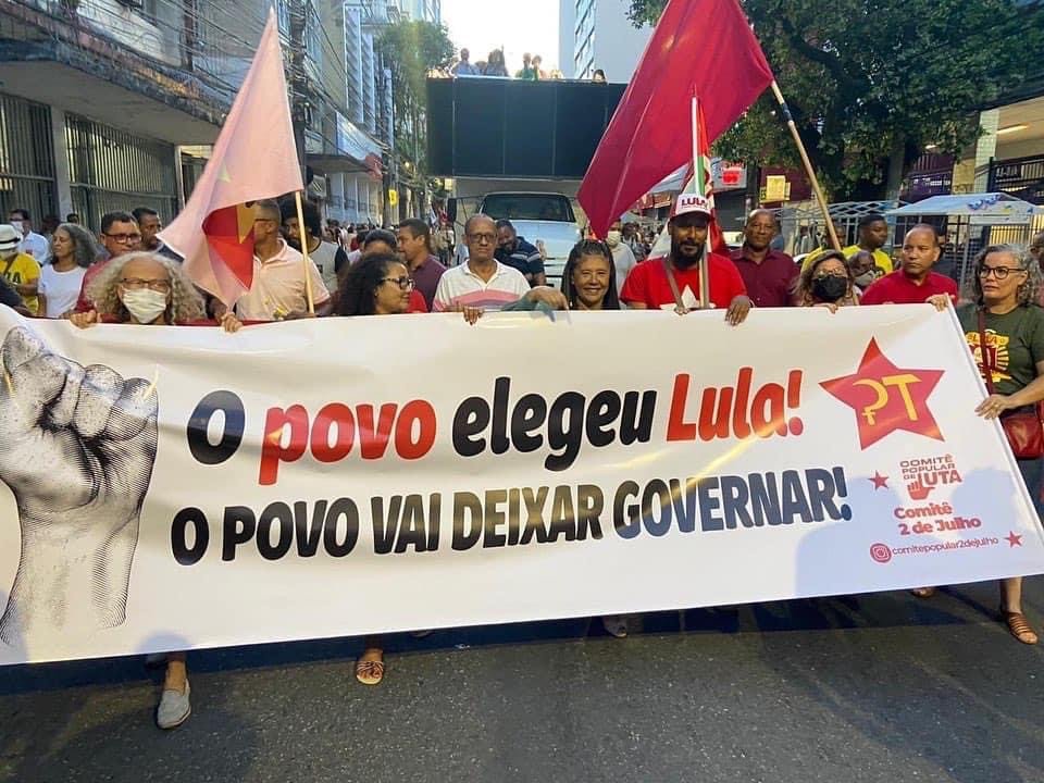 Militantes do PT, de partidos de esquerda, movimentos populares e centrais sindicais protestam em Salvador contra atos golpistas