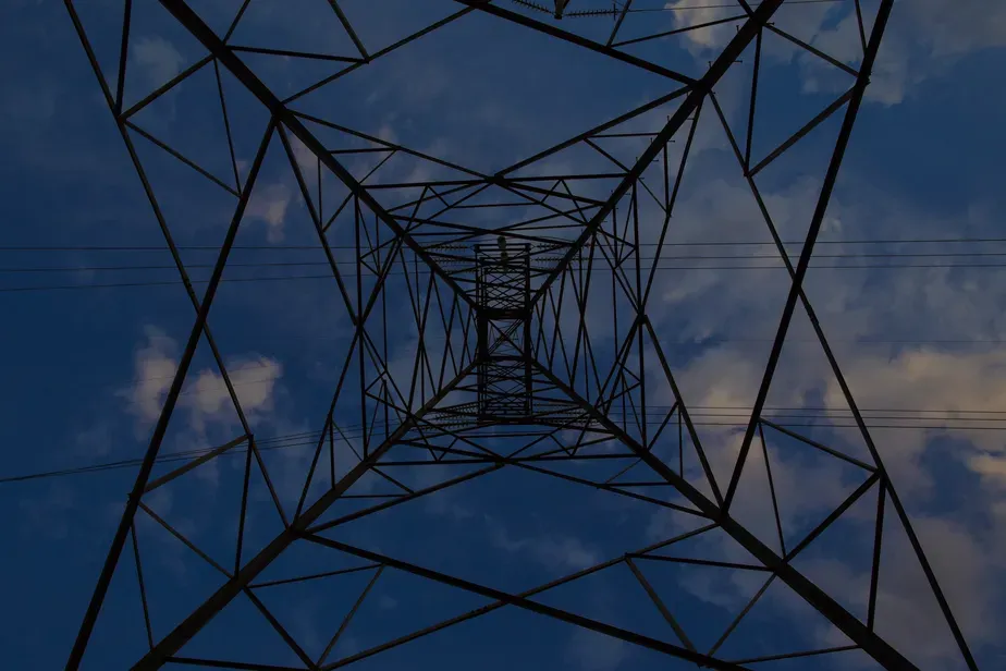 Três torres de transmissão de energia são derrubadas, e governo cria grupo de crise