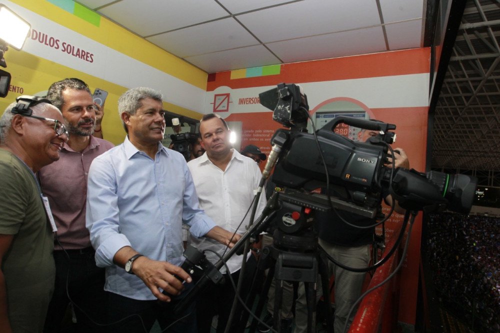Governador acompanha transmissão da TVE durante jogo do Bahia no Campeonato Baiano