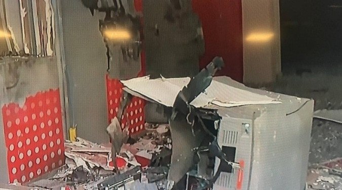 20 homens invadem e explodem agência bancária em Simões Filho