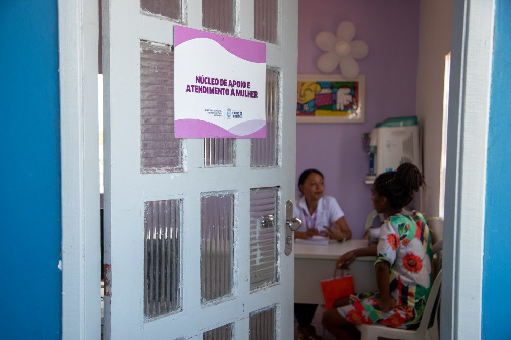 Sala Lilás completa seis meses de funcionamento, com serviços e apoio às mulheres de Lauro de Freitas