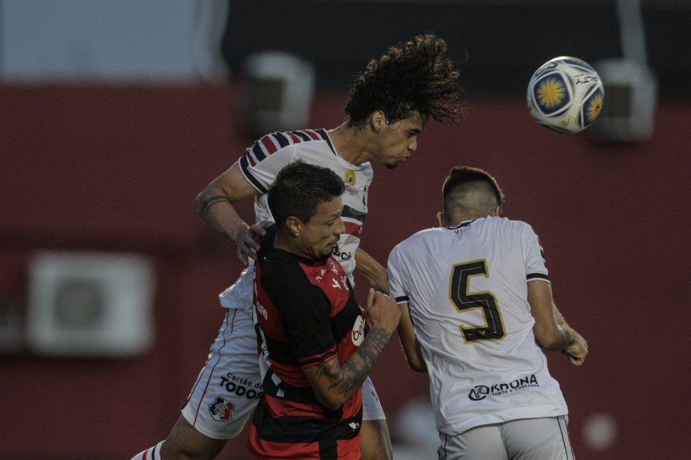 Vitória sai na frente, mas sofre empate do Santa Cruz no último minuto