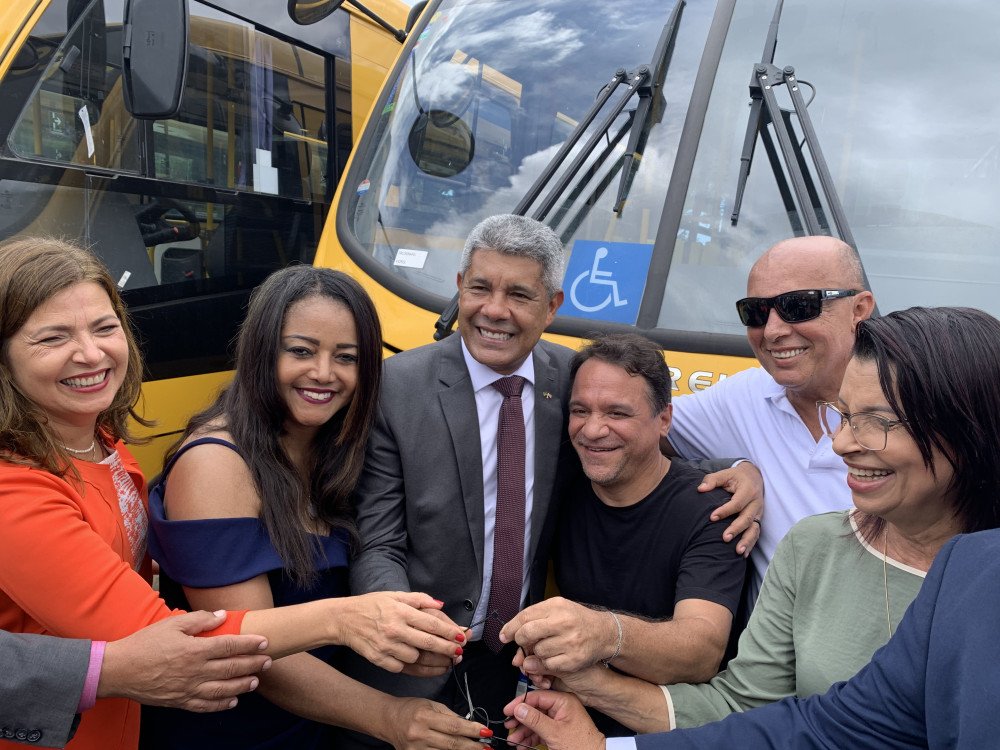 Jerônimo entrega ônibus escolar para Candeias.