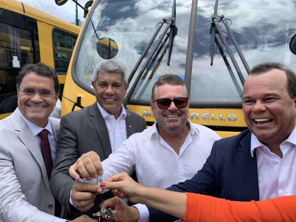 Dailton Filho recebe ônibus escolar para Madre de Deus.