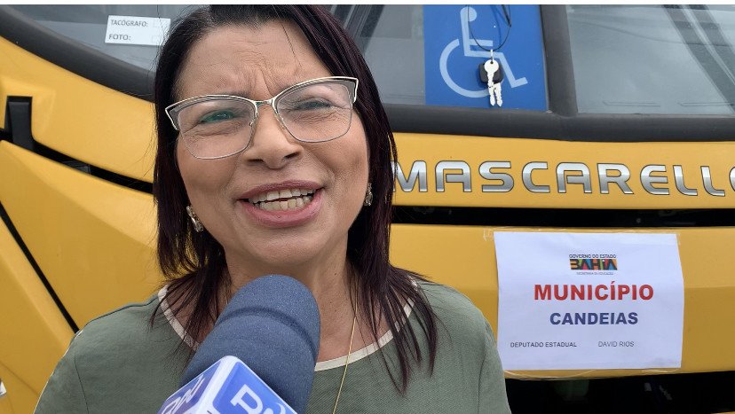 Vereadora Tânia Celebra ônibus escolar para Candeias