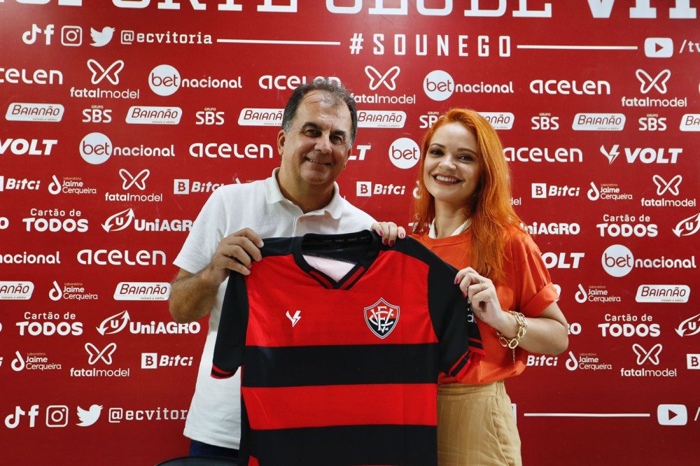 Vitória firma patrocínio com site de acompanhantes de luxo