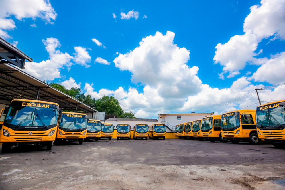 Simões Filho: Município adquire 15 ônibus novos para transporte escolar