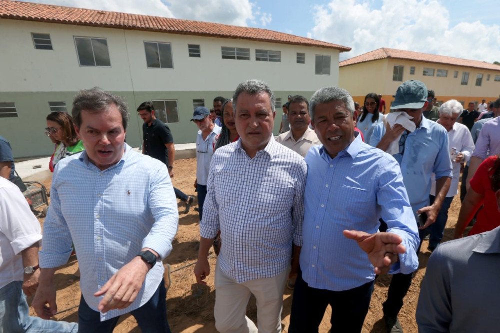 Em Santo Amaro, Jerônimo Rodrigues e Rui Costa fazem última vistoria de casas populares que serão entregues na próxima semana