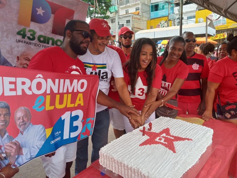 PT de Candeias celebra aniversário de 43 anos com o trabalhador do Centro de Abastecimento