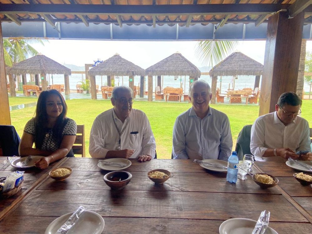 Ministro Márcio França conhece belezas naturais e culinária de Caboto acompanhado de Marivalda