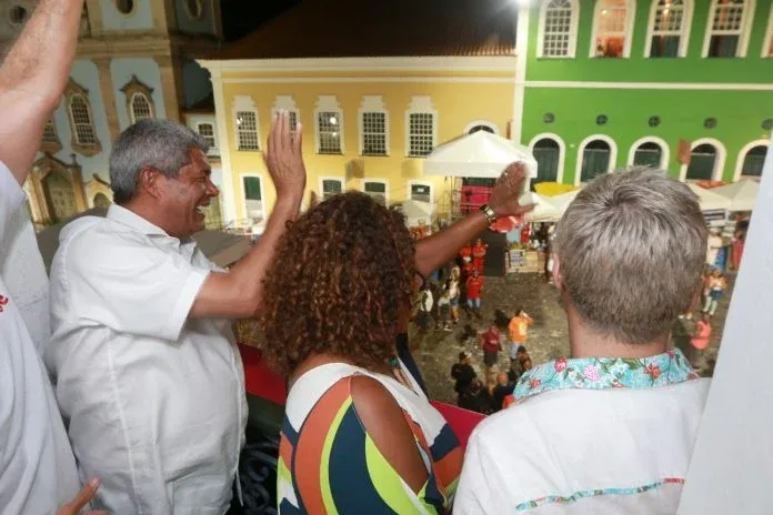 Governador e ministra da Cultura prestigiam Carnaval do Pelourinho e acompanham show de Paulinho Boca de Cantor