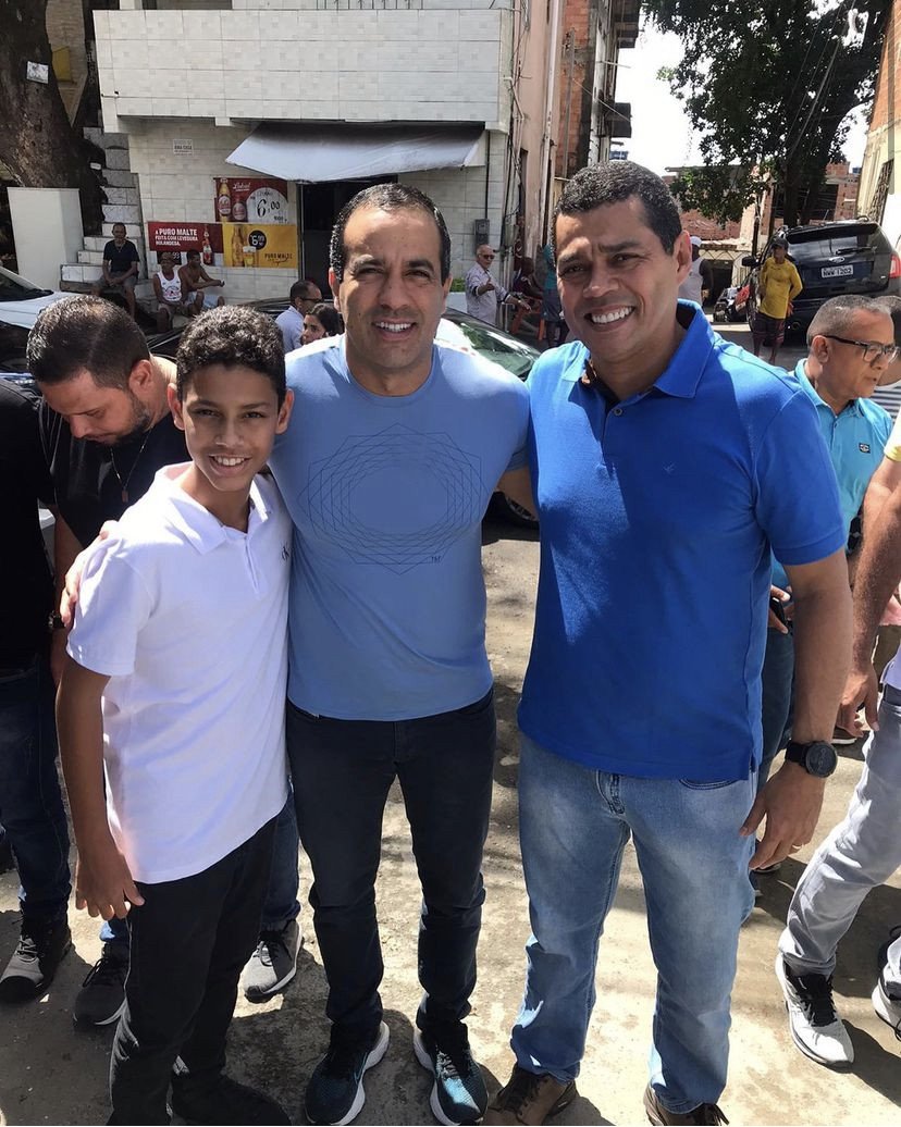 Em tom de descontração Bruno Reis brinca Júnior Magalhães por conta da idade.