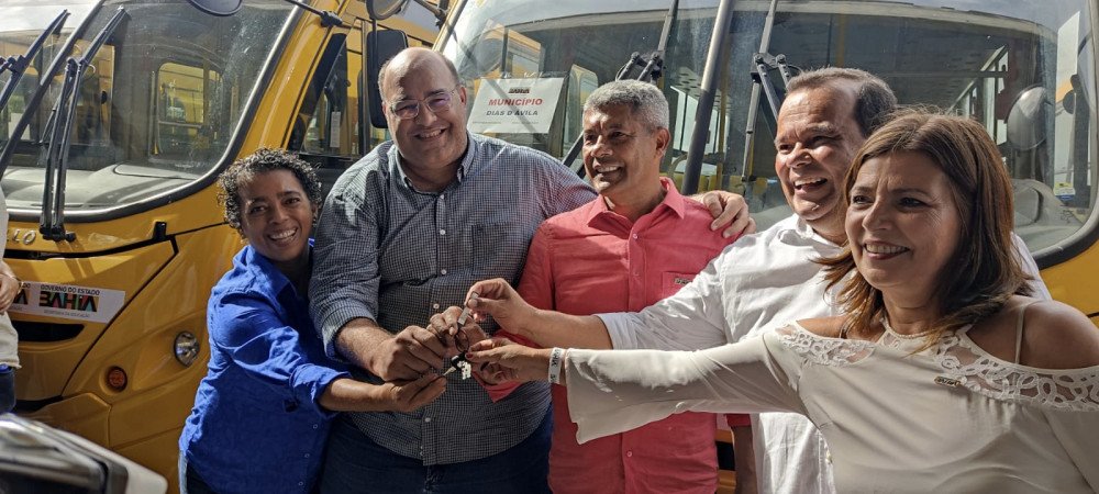 Através do mandato de Maria Del Carmen, Governo do Estado entrega ônibus escolar para Dias d’Ávila