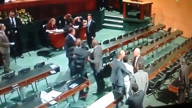 Deputados brigam no plenário e sessão na Alba é cancelada !