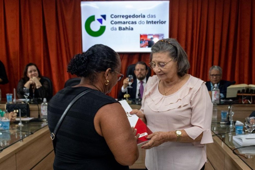 São Sebastião do Passé: Prefeitura entrega títulos de Regularização Fundiária do Programa Escritura Legal