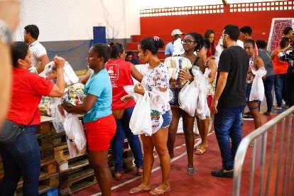 Candeias: Município entrega cerca de 200 toneladas de alimentos da Santa Cesta e atende mais de 22 mil famílias.