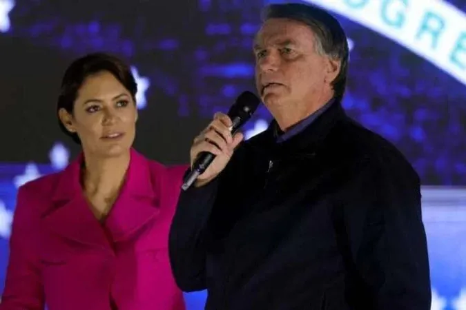 Casal Bolsonaro vai ganhar R$ 130 mil por mês a partir de maio