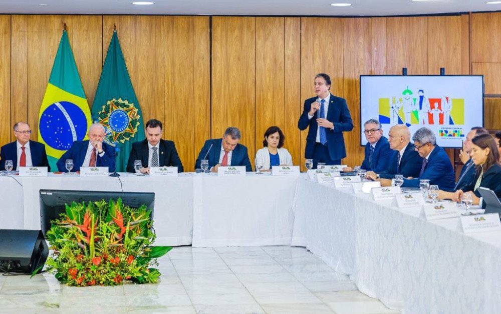 Jerônimo destaca importância de ações conjuntas no enfrentamento à violência nas escolas, durante encontro com presidente Lula em Brasília